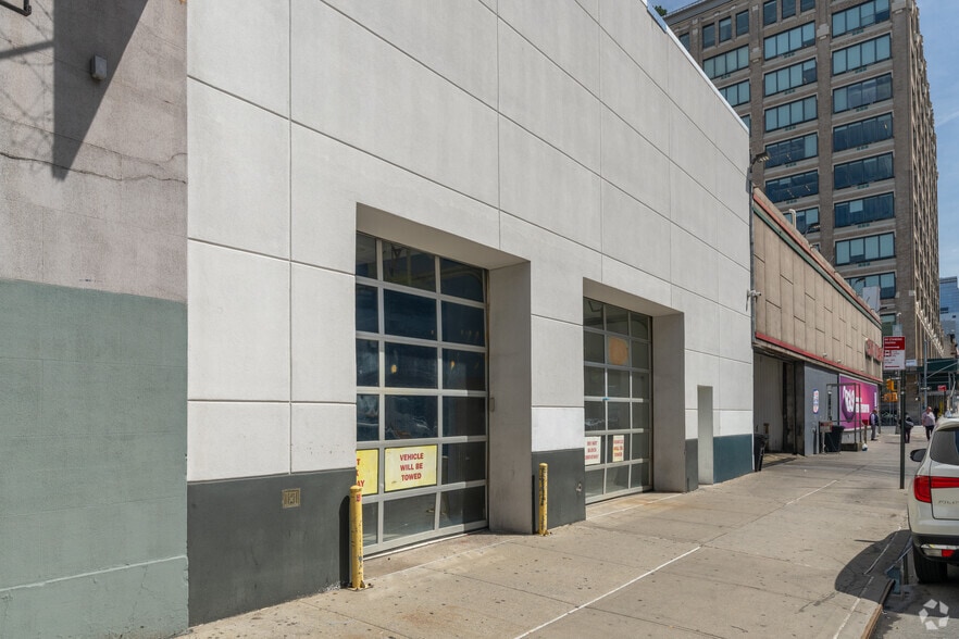 More Photos Of 627 11th Ave, New York Auto Dealership For Lease