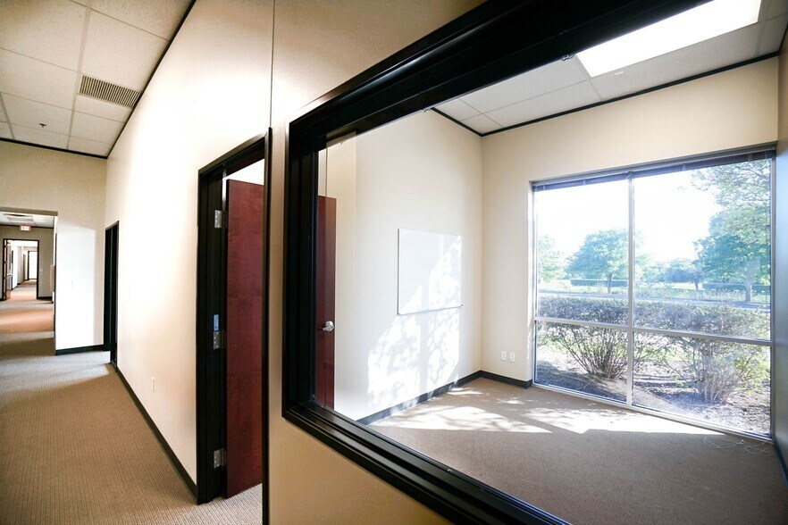 More Photos Of 4616 W Howard Ln, Austin Flex For Lease