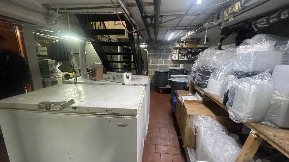 More Photos Of Manhattan Avenue Ave @ Norman Avenue, Brooklyn General Retail For Lease