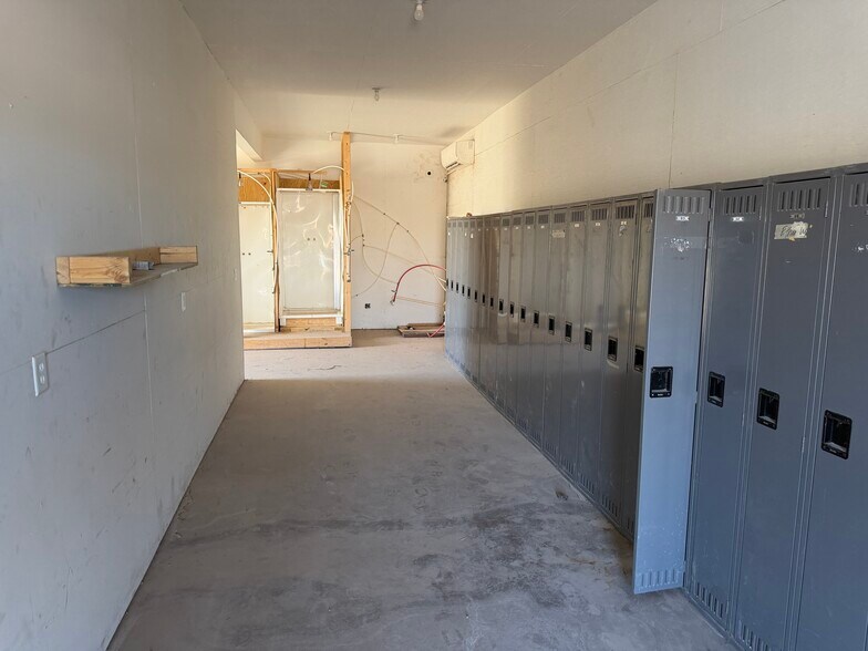 More Photos Of 5105 S Veronica St, Monahans Warehouse For Lease