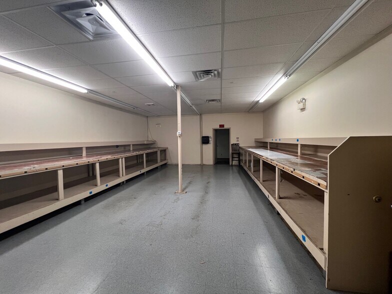 More Photos Of 301 Ruthar Dr, Newark Flex For Lease