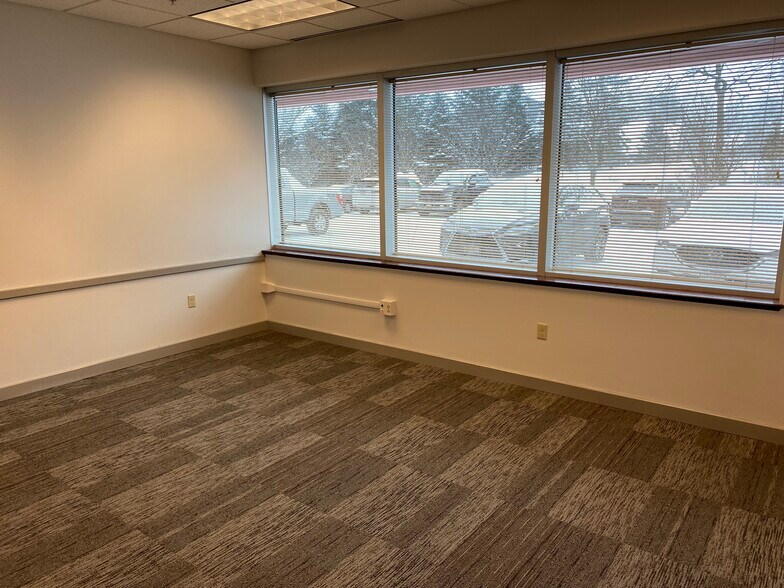 More Photos Of 400 Essjay Rd, Williamsville Office For Lease