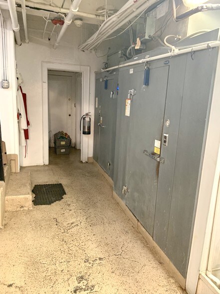 More Photos Of 18 Green St, Newark Storefront Retail Office For Lease