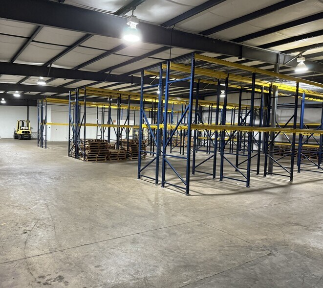 More Photos Of 8033 Airway Park Dr, Mobile Light Distribution For Lease