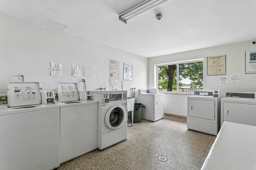More Photos Of 391 Major Mackenzie Dr E, Richmond Hill Apartments For Sale