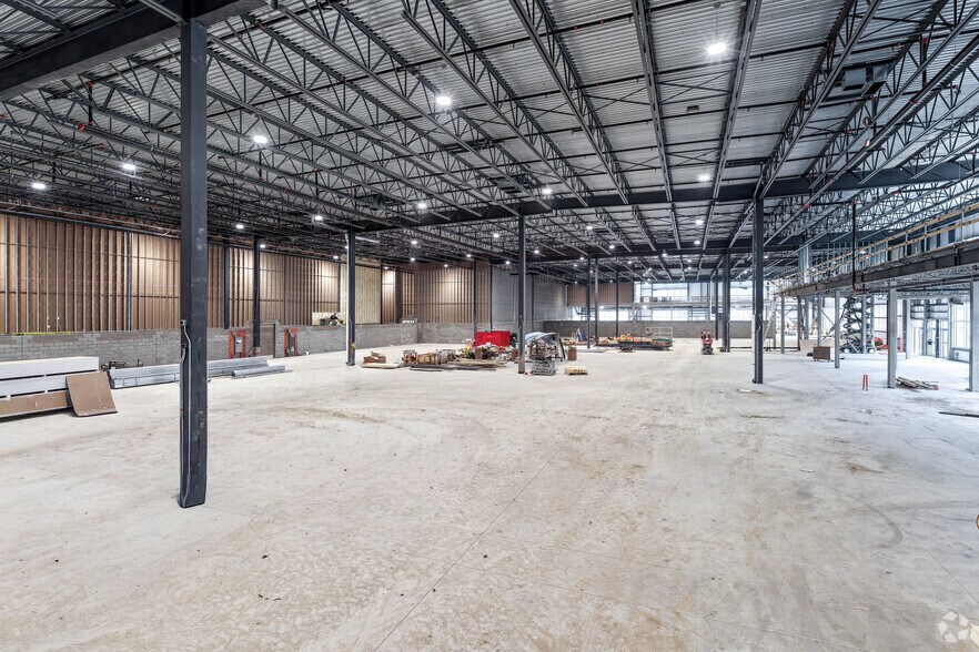 More Photos Of 100 Blvd Jean-Baptiste-Rolland O, Saint-jerome Unknown For Lease