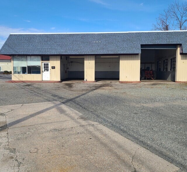 Primary Photo Of 804 Church Ln, Tappahannock Auto Repair For Sale