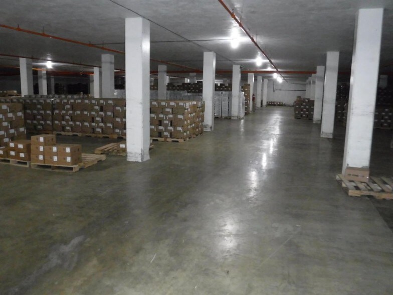More Photos Of 1306-1310 Clark St, Manitowoc Distribution For Sale