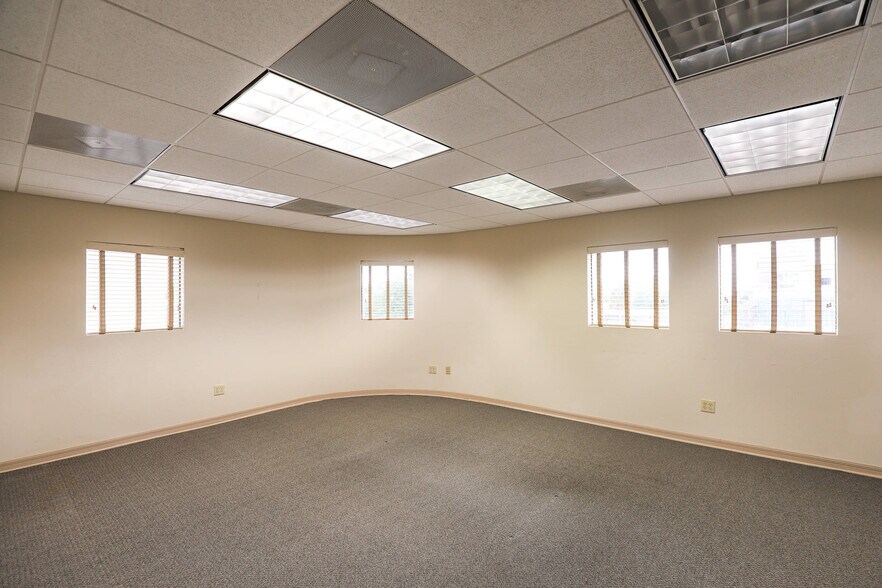 More Photos Of 200-204 W University Ave, Gainesville Office For Lease