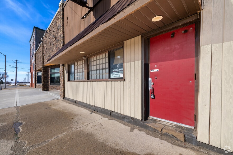 More Photos Of 435 Parker St, Stanhope Bar For Sale