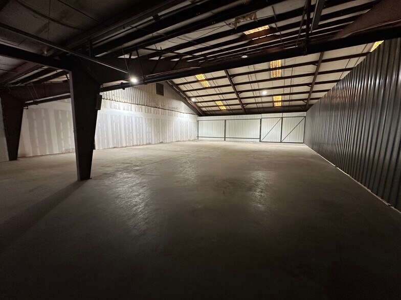 More Photos Of 658 Southern Ave, Fayetteville Warehouse For Lease