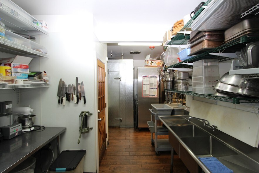 More Photos Of 7707-7711 SE 27th St, Mercer Island General Retail For Lease