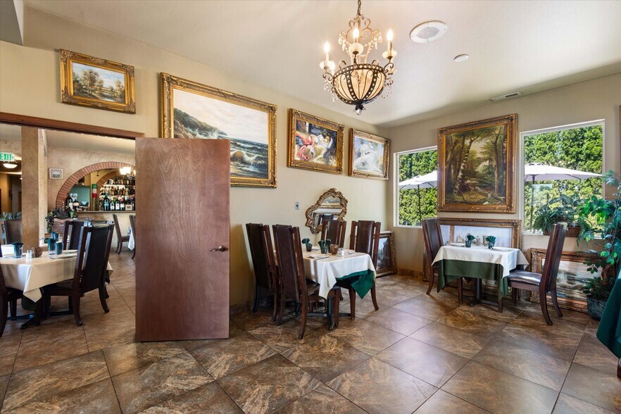 More Photos Of 7000 W Okanogan Pl, Kennewick Restaurant For Sale