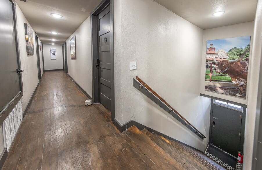 More Photos Of 2617-2619 34th St, Lubbock Loft Creative Space For Sale