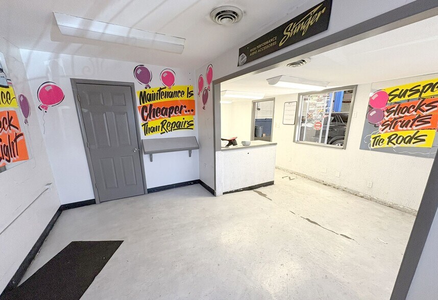 More Photos Of 1510 Kendall St, Lakewood Auto Repair For Lease