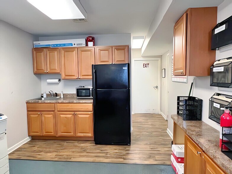 More Photos Of 1 Old Mill Ln, Newport Flex For Sale
