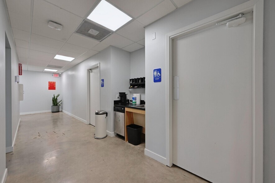 More Photos Of 103 Krebs Ln, Austin Freestanding For Lease