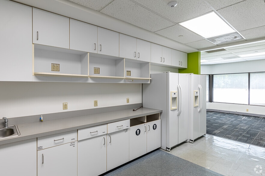 More Photos Of 2 Gateway Blvd, East Granby Office For Lease