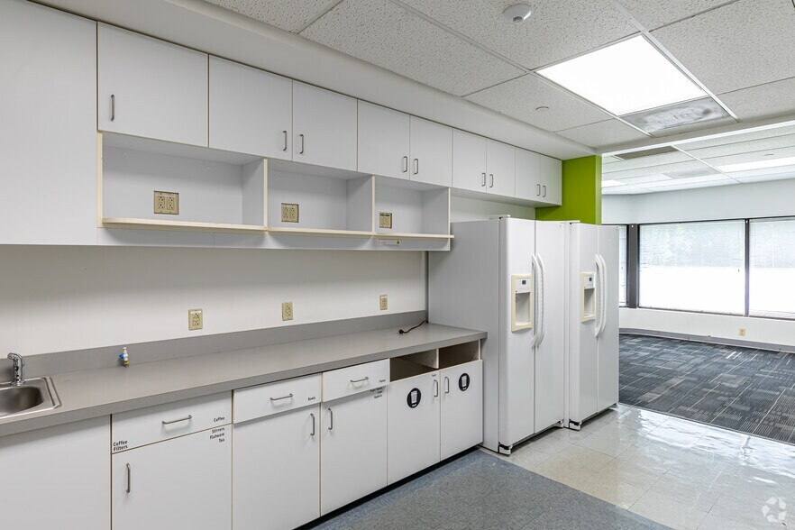 More Photos Of 2 Gateway Blvd, East Granby Office For Lease