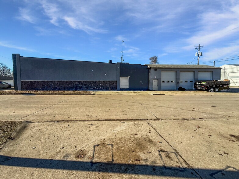 More Photos Of 901 W Mamie Eisenhower Ave, Boone Auto Repair For Sale