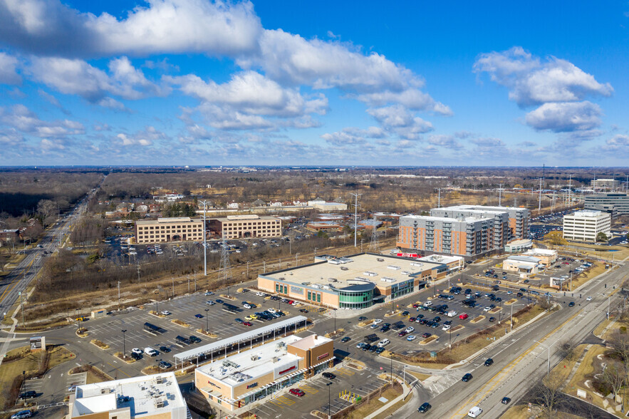 Primary Photo Of Skokie Blvd @ Dundee Roads, Northbrook Unknown For Lease