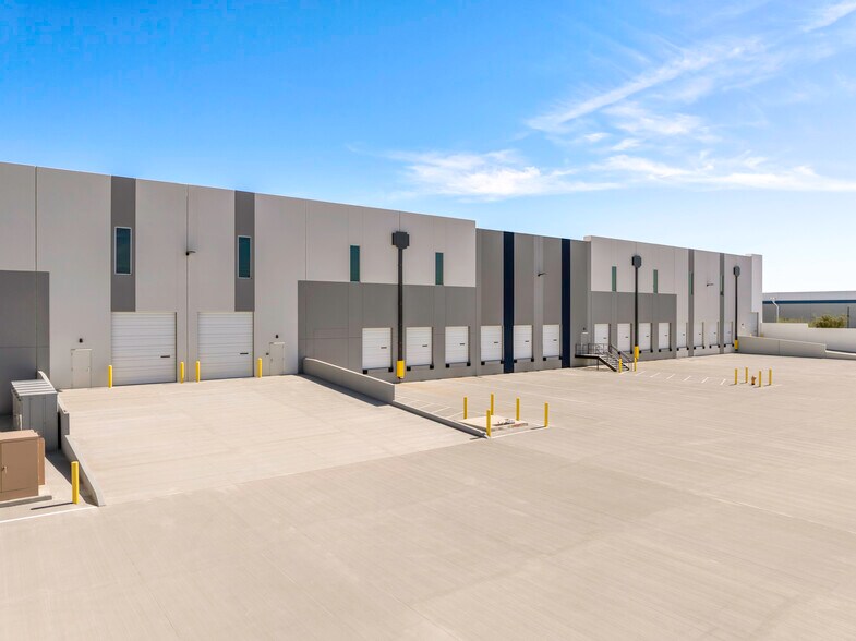 More Photos Of 4833 E Washington St, Phoenix Warehouse For Lease