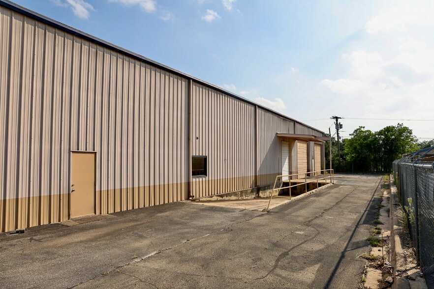 More Photos Of 1304 W Industrial Blvd, Round Rock Light Distribution For Lease