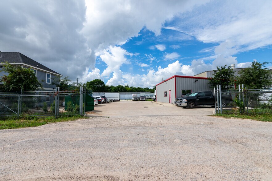 More Photos Of 6456 Cunningham Rd, Houston Industrial For Lease