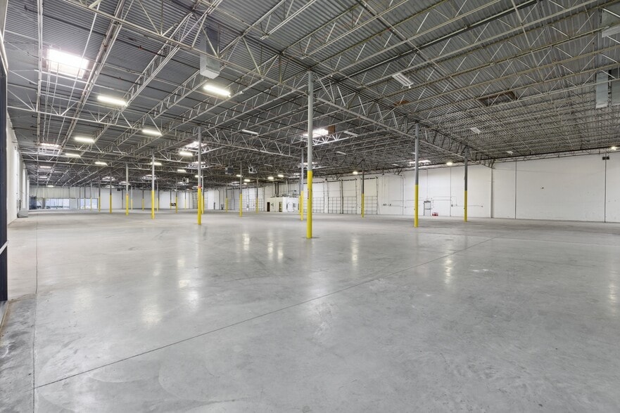 More Photos Of 13755-13775 Benchmark Dr, Farmers Branch Warehouse For Lease