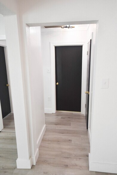 More Photos Of 400 Oak St, Bryan Office Residential For Lease