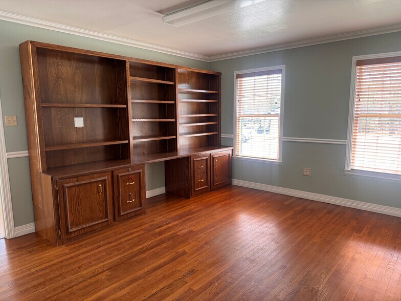 More Photos Of 400 Harvey St, San Marcos Office For Sale