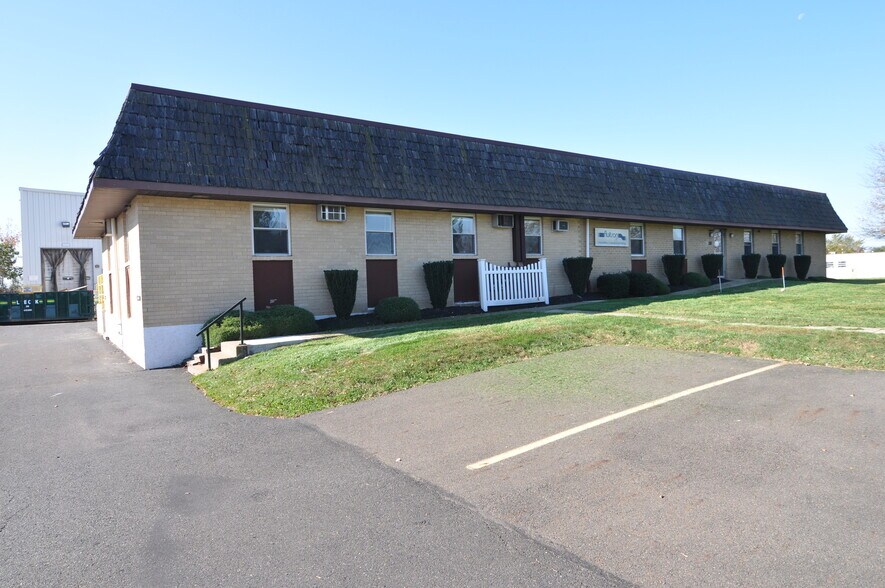 More Photos Of 30 Industrial Dr, Warminster Warehouse For Lease