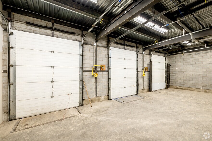 More Photos Of 2260 Av Aird, Montréal Light Distribution For Lease