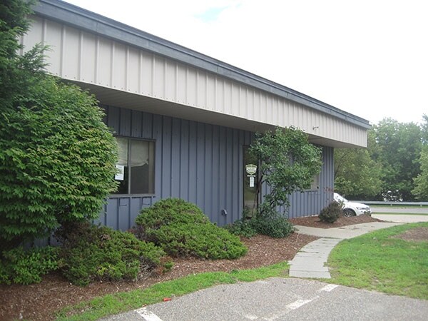 More Photos Of 223 Avenue D, Williston Warehouse For Lease