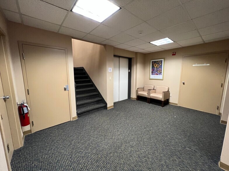 More Photos Of 2 1/2 Dearfield Dr, Greenwich Medical For Lease