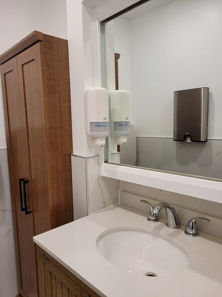 More Photos Of 150 Rue Jarry E, Montréal Storefront Retail Office For Lease
