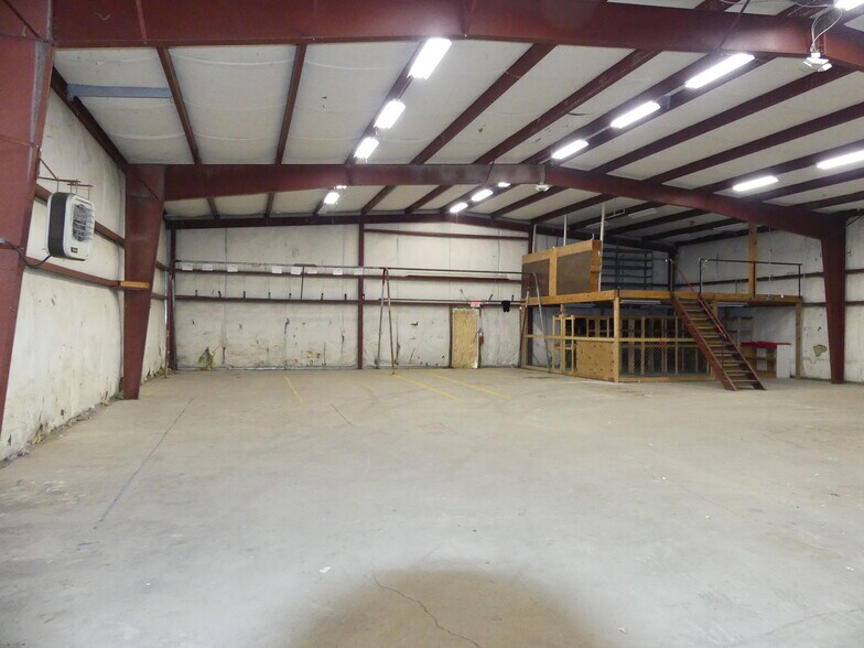 More Photos Of 750 E New Hope Rd, Goldsboro Warehouse For Lease