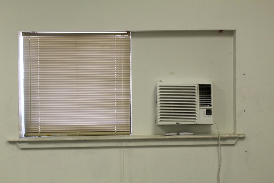 More Photos Of 1808 Barnett Dr, Weatherford Warehouse For Lease