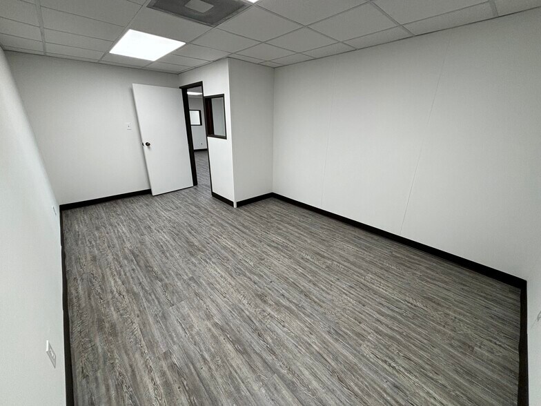 More Photos Of 2570 Berner St, Fort Worth Service For Sale