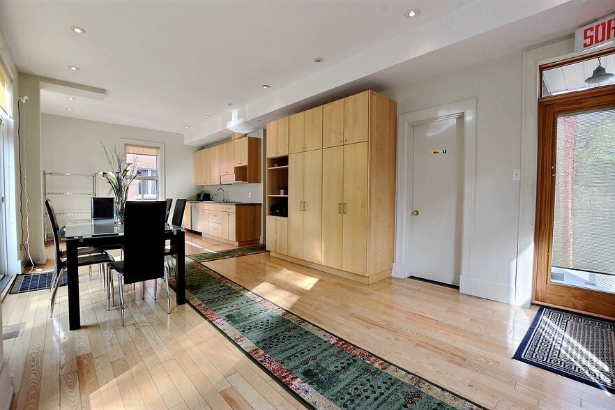 More Photos Of 510-512 Décarie Boul, Saint-Laurent Loft Creative Space For Sale