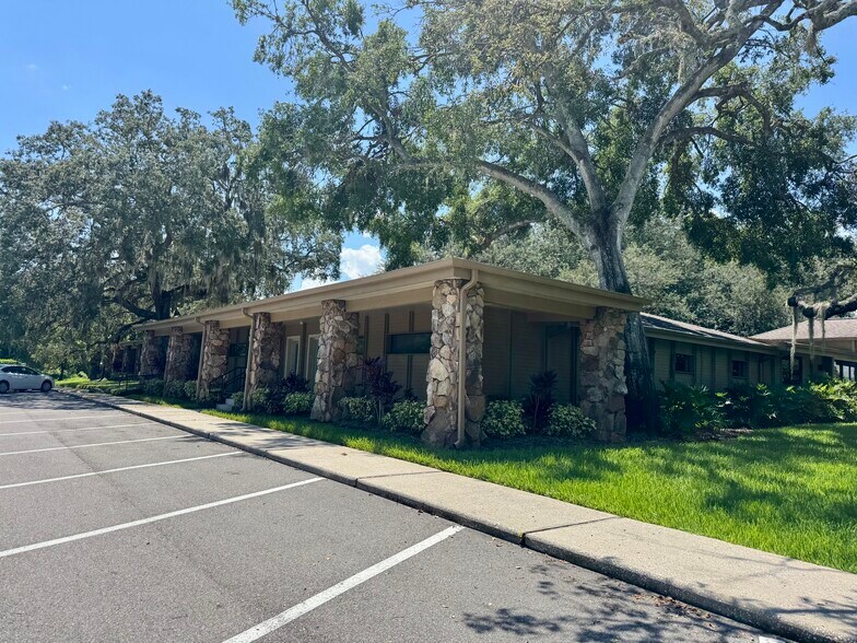 More Photos Of 911-917 S Parsons Ave, Brandon Office For Lease