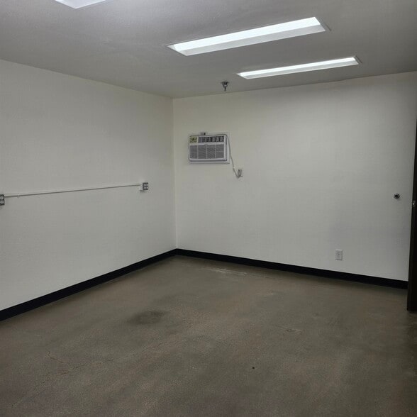 More Photos Of 2010 Holly Ave, Lake Havasu City Warehouse For Lease