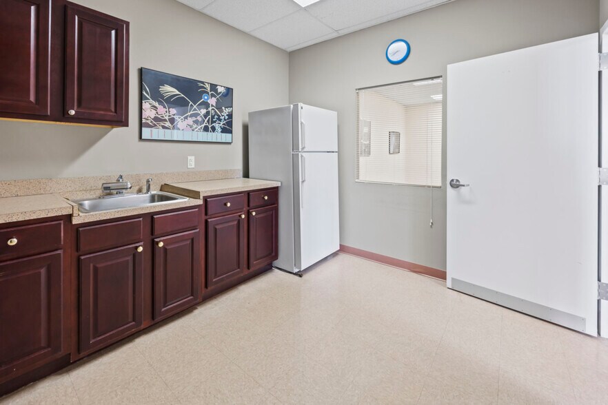 More Photos Of 1374 Whitehorse Hamilton Square Rd, Hamilton Office For Sale