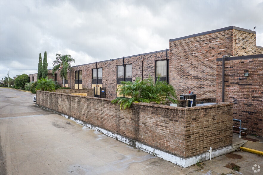 More Photos Of 925 Highway 332, Lake Jackson Hotel For Sale