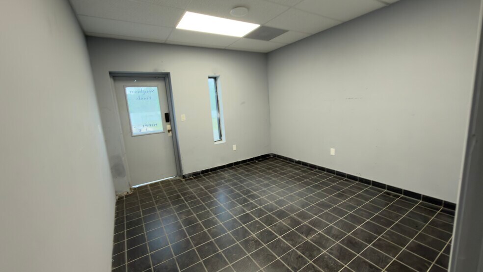 More Photos Of 2800 Delano St, Pensacola Warehouse For Lease