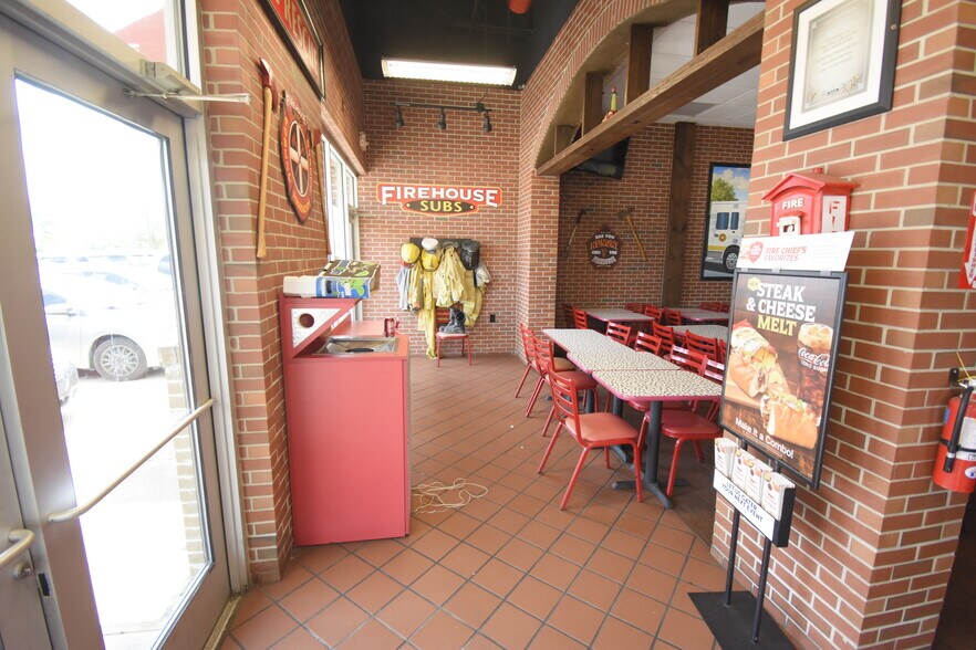 More Photos Of 253 N Bypass 35, Alvin Storefront For Lease