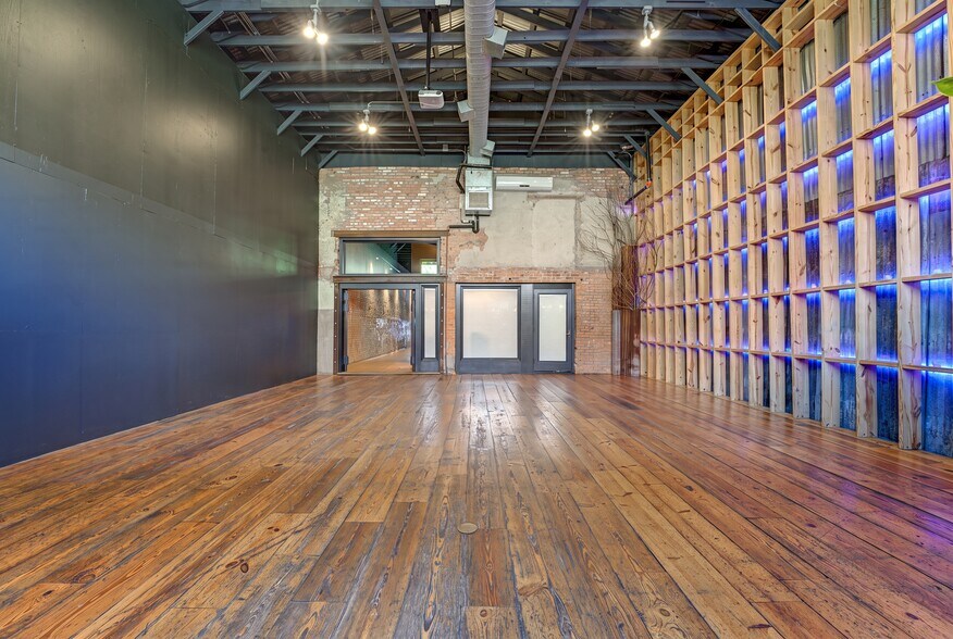 More Photos Of 1013 E 15th St, Plano Storefront For Sale