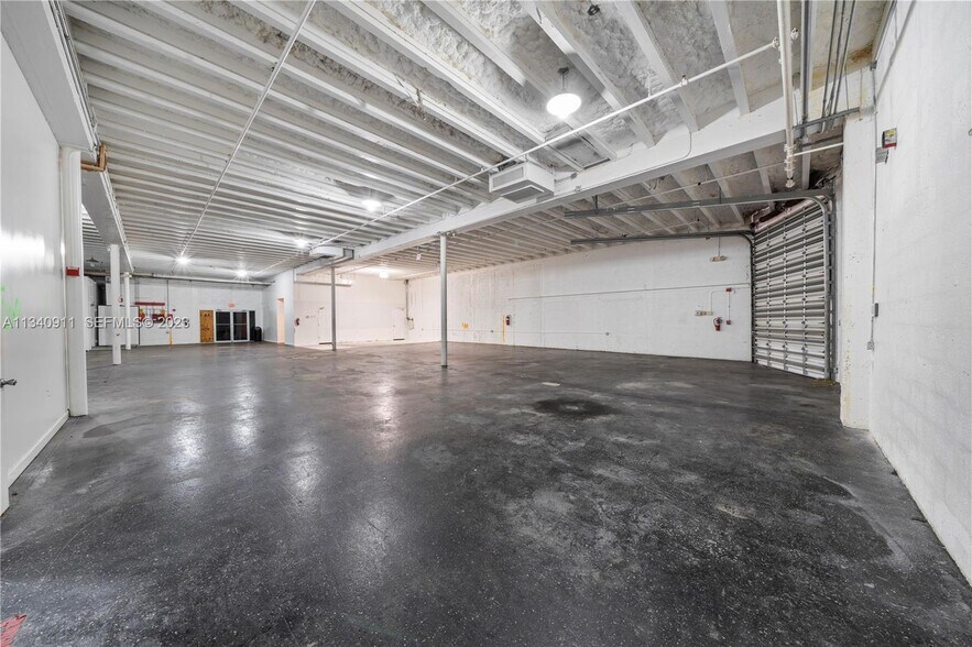 More Photos Of 2585 NW 21st Ter, Miami Warehouse For Lease