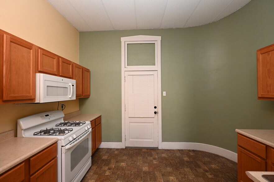 More Photos Of 111 N Market St, Winamac Showroom For Sale