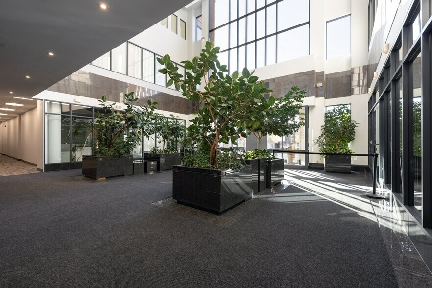 More Photos Of 455 Boul Fénelon, Dorval Office For Sale